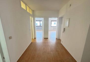 Frisch renovierte 4 ZKB Wohnung ab sofort zu vermieten !