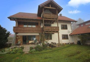 Familienfreundliches Zwei-/ Dreifamilienhaus mit viel Platz in Deggendorf