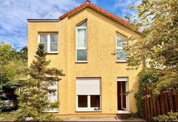 Bernau-Friedenstal: Gepflegte Doppelhaushälfte mit Garten, Keller & Carport