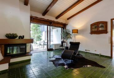 Villa mit zwei Wohneinheiten in Toplage: Haus mit Potenzial zur individuellen Verwirklichung