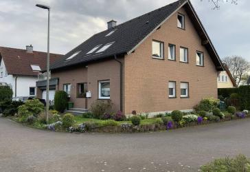 Exklusive Zweifamilienhaus sofort frei