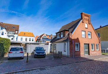Zweifamilienhaus mit großem Entwicklungspotenzial in zentraler Lage von Heide