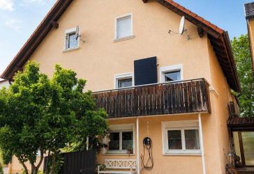 Modernisierte Doppelhaushälfte mit Garage, Garten & Bachzugang in Hutschdorf