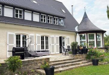 Landhaus-Villa auf 5.245 m² Grundstück: Traumgarten & vielfältige Aufteilung für Wohnen & Arbeiten