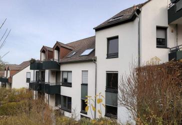 Oberursel-Nord: Helle 3-Zi.-Etagenwohnung mit Balkon, EBK & Tiefgaragenstellplatz