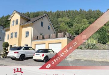 Idyllisches Einfamilienhaus mit Garten auf zwei Ebenen, Terrasse & Doppelgarage