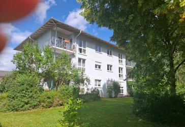 Wohnfreundliche 4,5 Zimmer Wohnung mit Balkon .