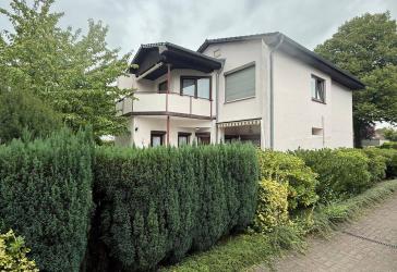 Vielseitiges Wohnhaus mit zwei abgeschlossenen Wohneinheiten, Garten und Doppelcarport in ruhiger Lage von Hamburg-Meiendorf