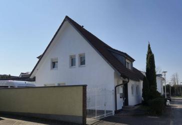 Provisionsfrei: Freistehendes Ein/Zweifamilienhaus mit Pool in bester Lage