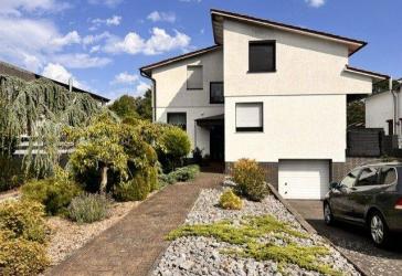 Zweifamilienhaus mit PV-Anlage und großem Grundstück