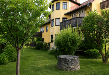 Schöne Dachgeschosswohnung mit Balkon, Kellerabteil und Stellplatz in begehrter Lage - Lengfeld