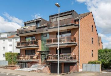 Bezugsfreie helle Eigentumswohnung mit Fußbodenheizung, Balkon und Garage in Pulheim.