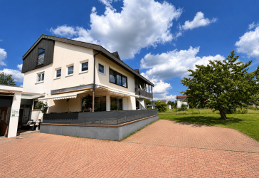 Hochwertig modernisiertes Mehrfamilienhaus mit großem Grundstück, Garten und Ausbaupotenzial