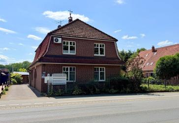 Ein Ort zum Ankommen und Wohlfühlen – Großzügiges Wohnhaus mit einzigartigem Gartenensemble