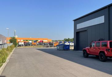Moderne Logistikhalle / Montagehalle mit kleiner Bürofläche und WCs