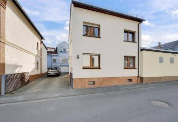 Großzügiges 8-Zimmer-Wohnhaus auf drei Wohnebenen in Aßlar-Berghausen