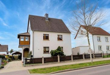 Großzügiges Ein-/Zweifamilienhaus mit Büro, Garage & Carport !