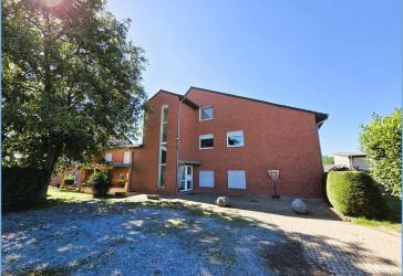 Bezugsfreies Ein- bis Zweifamilienhaus mit 4 Garagen und angrenzendem 4-Parteienhaus zzgl. Baugrundstück in Linnich-Hottorf