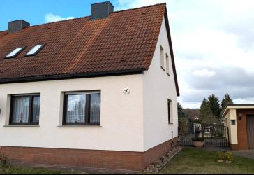 Doppelhaushälfte mit Nebengebäuden, Garage und großzügigem Grundstück in Zschornewitz