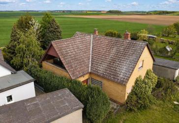 Ländliche Ruhe trifft auf Weitblick – Freistehendes Einfamilienhaus mit Entwicklungspotenzial!