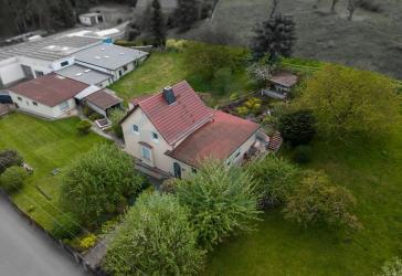 Einfamilienhaus mit großem Garten, Werkstatt & 3 Garagen: Viel Platz und Potenzial in Eisenberg!