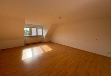 Einziehen und wohlfühlen: Großzügige Dachgeschosswohnung mit Einbauküche in der Warener Innenstadt!