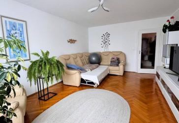 Top gepflegte und vermietete 4-Zimmer Wohnung (eine von sechs möglichen Wohneinheiten)