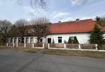 Mehrfamilienwohnhaus mit diversen Nebengebäuden an Handwerker zu verkaufen
