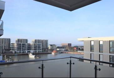 Mitte // Schöne 2-Zimmer Eigentumswohnung mit seitlichem Blick auf den Neuen Hafen