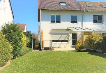 Großzügiges Reihen-Eckhaus mit Küche und großem Garten. Expats welcome!
