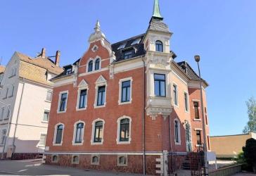 Helle Wohnung mit zwei Bädern und zwei Garagen - komfortables Wohnen mit viel Platz