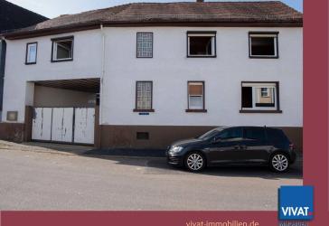 Hofreite: Wohnhaus mit Torhaus, große Scheune und weitere Nebengebäude. Käuferprovisionsfrei!