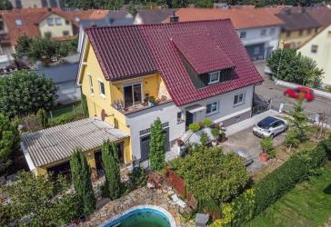 Wohnhaus in Feldrandlage mit Garten und Pool in Kehl-Ortsteil