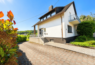 Charmantes Einfamilienhaus, freistehend mit großem Grundstück und toller Aussicht in Bachem