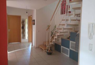 Großzügige 4½-Zi.-DG-Wohnung mit Galerie und 2 Balkonen inkl. TG-Stellplatz - ruhige Lage