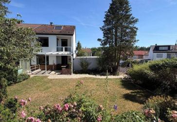 Sanierungsbedürftiges Reiheneckhaus mit großem Traumgarten in begehrter Lage von Lauf-Kotzenhof