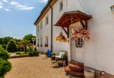 3-Familienhaus in Stein – ca. 250 m² Wohnfläche auf 356 m² Grundstück, neue Heizung (10/2025), PV mit Speicher, mit 3 Garagen