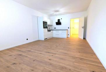 Frisch sanierte 2-Zimmer-Wohnung mit neuer Einbauküche und Balkon in Wiesbaden-Biebrich