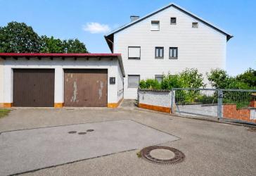 Investment mit Potenzial: Großzügiges Mehrfamilienhaus in Roth-Unterheckenhofen