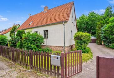 Charmante Doppelhaushälfte auf ca. 285 m² Grundstück - gepflegt und sofort bezugsbereit in Halle