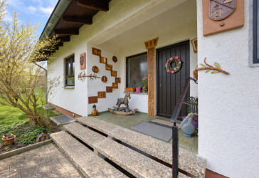 Einziehen & Wohlfühlen: Stilvoller Bungalow mit Fernblick, großem Garten und eigener Wellnessoase
