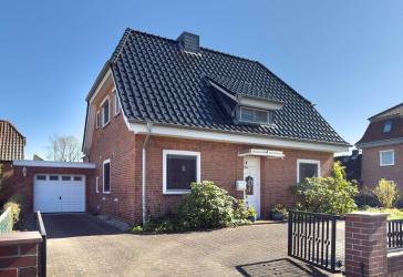 Viel Platz: Charmantes Einfamilienhaus mit zusätzlichem Baugrundstück mitten in Schwarzenbek