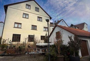 Vermietetes Einfamilienhaus mit freiem Lager und zwei Garagen in ruhiger Ortslage von Erbstetten