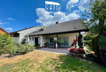 Großzügiges, einseitig angebautes Architektenhaus direkt am Naturschutzgebiet zum Ried . Laubenheim