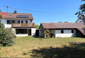 Doppelhaushälfte-Genehmigt als Zweifamilienhaus mit großem Südgrundstück in Königsbrunn bei Augsburg