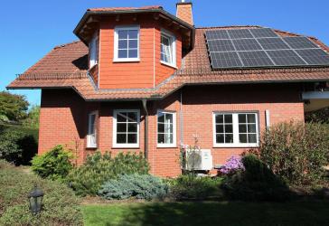 Attraktives Einfamilienhaus mit Wärmepumpen, PV-Anlage mit Speicher und traumhaften Garten