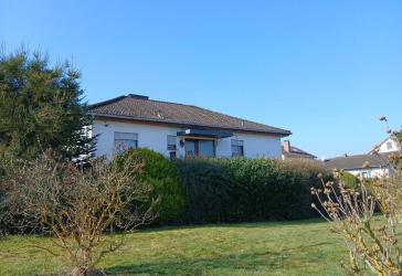 Ahnatal-Weimar - Attraktiver Walmdach-Bungalow mit Doppelgarage in ruhiger sonniger Lage