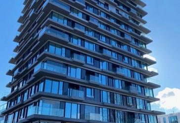 Hochwertige 2-Zimmer-Wohnung im OASIS - mit Balkon und Concierge direkt an der Spree