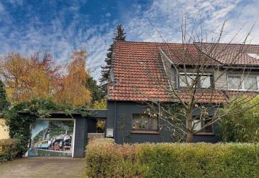 Gemütliche Doppelhaushälfte auf großem Grundstück in beliebter Wohngegend