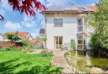 ***Wohnen mit Luxusgefühl: PV-Speicher, Schwedenofen, Gartenoase & intelligente Raumaufteilung***